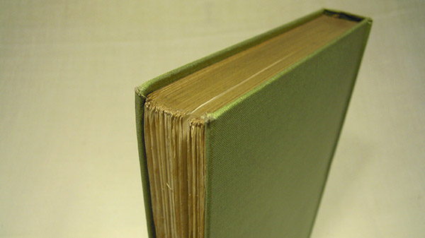 Photograph of the book's edge of text block