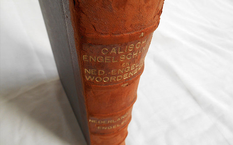 Photography of the Nieuw volledig Nederlandsch-Engelsch Woordenboek (Dutch-English Dictionary)