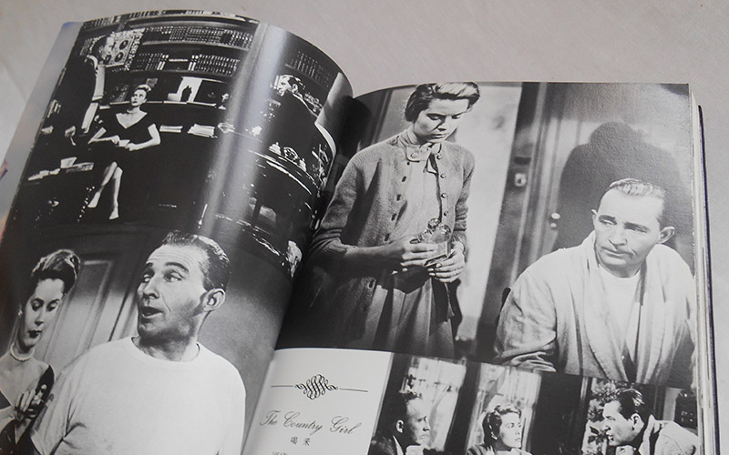 Photograph of facing pages from the グレース・ケリー book